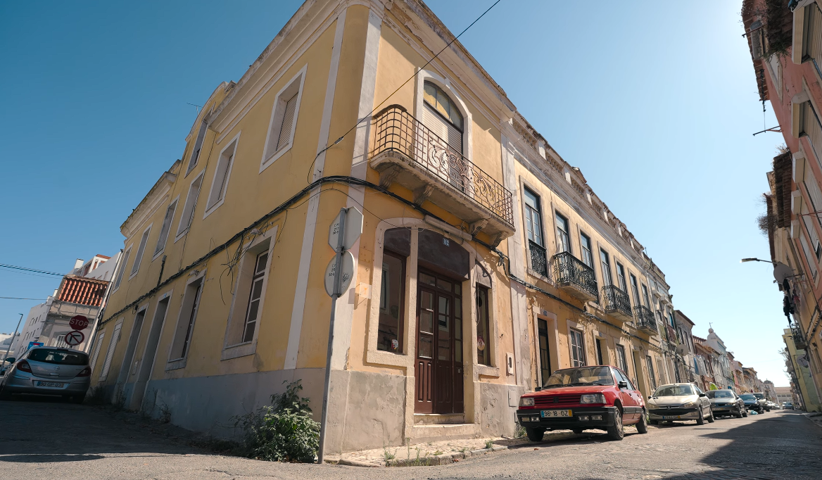 Fachada histórica em reabilitação — projeto no Barreiro